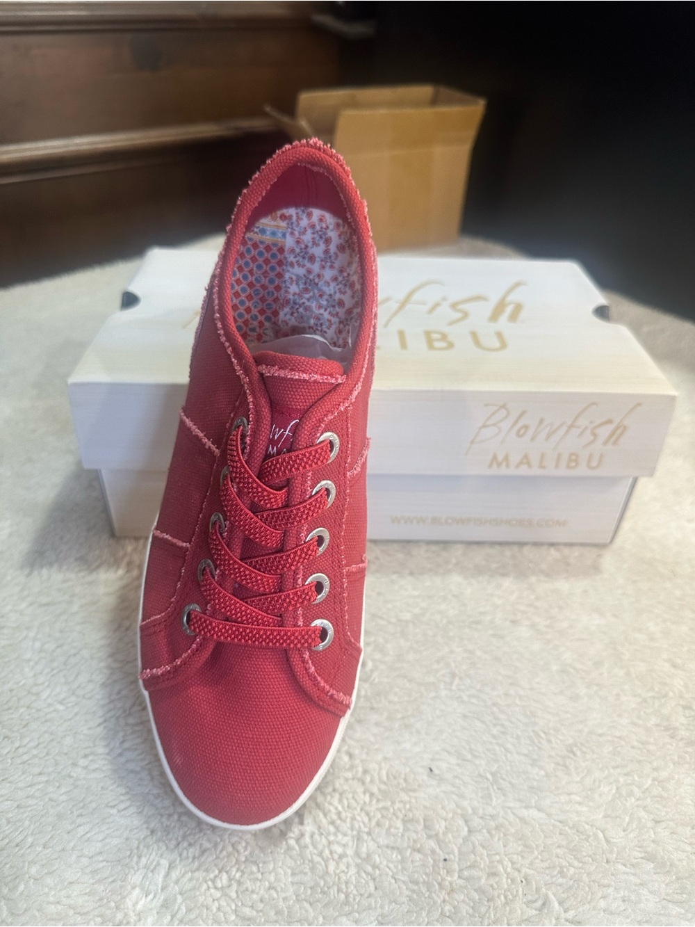 901. NEW SIZE 8.5 Blowfish Red Canvas Platform Sneakers - Picture 3 of 6
